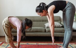Mor træner med datter derhjemme